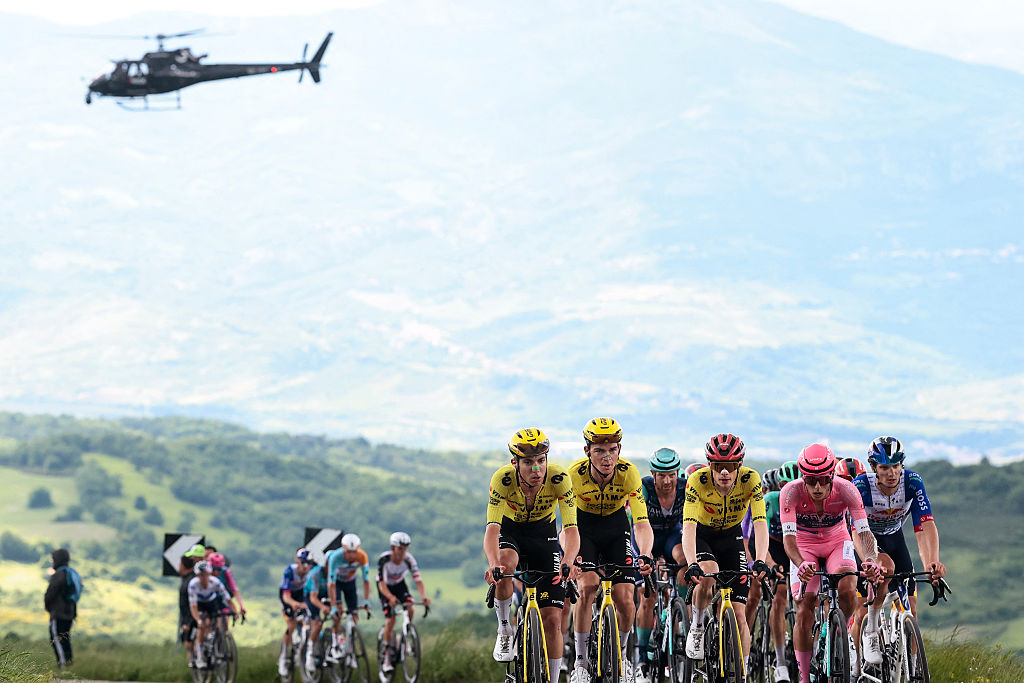 De izquierda a derecha: el ciclista italiano del Team Visma Lease a Bike Davide Piganzoli, el ciclista estadounidense del Team Visma Lease a Bike Sepp Kuss, el ciclista danés del Team Visma Lease a Bike Jonas Vingegaard, maillot rosa (Maglia Rosa) Bahréin - El victorioso ciclista portugués Afonso Eulalio y Red Bull - BORA - El ciclista italiano de hansgrohe Giulio Pellizzari durante la séptima etapa del Giro de Italia 2026 - Carrera ciclista del Tour de Italia entre Formia y Blockhaus, Italia, el 15 de mayo de 2026. (Foto de Luca Bettini / AFP vía Getty Images)