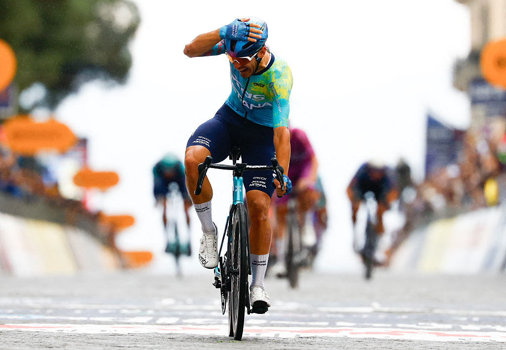 Davide Ballerini celebra al cruzar la meta para ganar en la sexta etapa del Giro de Italia