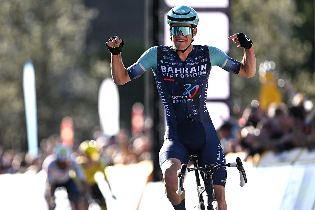 DENAIN, FRANCIA - 19 DE MARZO: Alec Segaert de Bélgica y el equipo Bahrein - Victorious celebra en la línea de meta como ganador de la carrera durante el 67º Gran Premio de Denain - Porte du Hainaut 2026, una carrera de un día de 200,4 km de Denain a Denain el 19 de marzo de 2026 en Denain, Francia. (Foto de Luc Claessen/Getty Images)