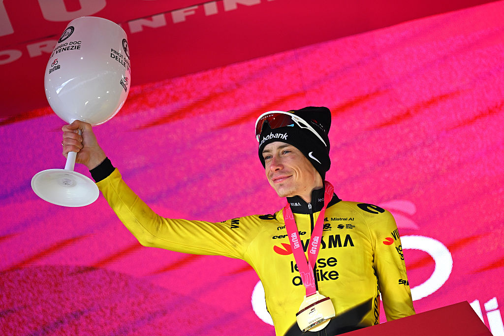 BLOCKHAUS, ITALIA - 15 DE MAYO: Jonas Vingegaard de Dinamarca y el equipo Visma | Lease a Bike celebra en el podio como ganador de etapa durante el 109.° Giro d'Italia 2026, etapa 7, una etapa de 244 km desde Formia hasta Blockhaus 1658 m / #UCIWT / el 15 de mayo de 2026 en Blockhaus, Italia. (Foto de Tim de Waele/Getty Images)