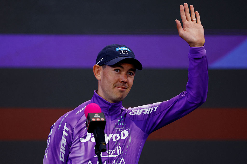 El ciclista australiano del equipo Jayco AlUla, Ben O'Connor, saluda durante la presentación del equipo en Burgas, el 6 de mayo de 2026, dos días antes de la salida de la carrera ciclista Giro d'Italia 2026 - Tour de Italia. El Giro de Italia 2026 partirá de Burgas, Bulgaria, el 8 de mayo de 2026 y finalizará en Roma el 31 de mayo de 2026. (Foto de Luca Bettini/AFP vía Getty Images)