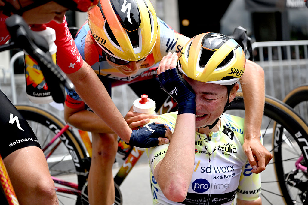 SAN SEBASTIÁN, ESPAÑA - 17 DE MAYO: El ganador general de la carrera Mischa Bredewold de Holanda y el equipo SD Worx - Protime - Yellow Leader Jersey reacciona después de la quinta Itzulia Women 2026, Etapa 3, una etapa de 131,1 km de San Sebastián a San Sebastián / #UCIWWT / el 17 de mayo de 2026 en San Sebastián, España. (Foto de Szymon Gruchalski/Getty Images)