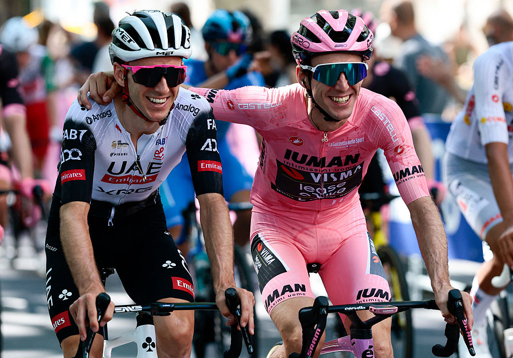 Adam Yates (izq.) celebra con Simon Yates (dcha.) mientras su hermano se dirige hacia la victoria en el Giro de Italia 2025