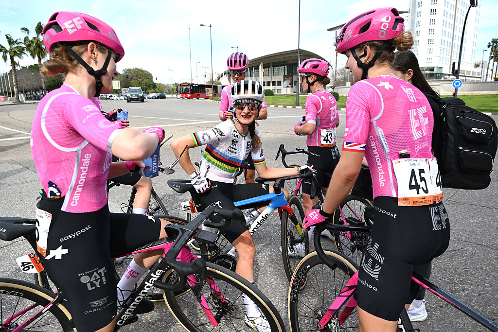 VALENCIA, ESPAÑA - 15 DE FEBRERO: Magdeleine Vallieres de Canadá y el equipo EF Education-Oatly reaccionan después de la 10ª Setmana Ciclista - Volta Femenina de la Comunitat Valenciana 2026, Etapa 4, una etapa de 117 km desde Sagunto a Valencia el 15 de febrero de 2026 en Valencia, España. (Foto de Szymon Gruchalski/Getty Images)