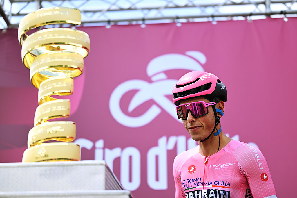 Afonso Eulalio en el momento de la inscripción detrás del trofeo del Giro