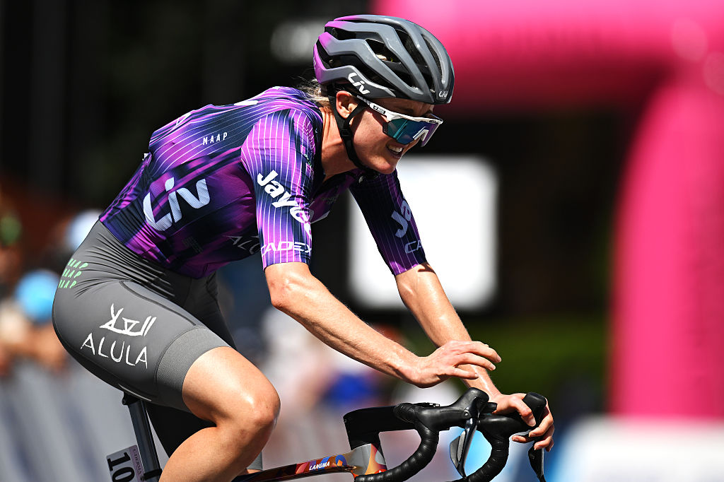 VILLARS-SUR-OLLON, SUIZA - 15 DE AGOSTO: Amber Pate de Australia y el equipo Liv AlUla Jayco cruzan la línea de meta durante el 4to Tour de Romandie Feminin 2025, Etapa 1, una etapa de contrarreloj individual de 4,4 km desde Huemoz a Villars-sur-Ollon / #UCIWWT / el 15 de agosto de 2025 en Villars-sur-Ollon, Suiza. (Foto de Dario Belingheri/Getty Images)
