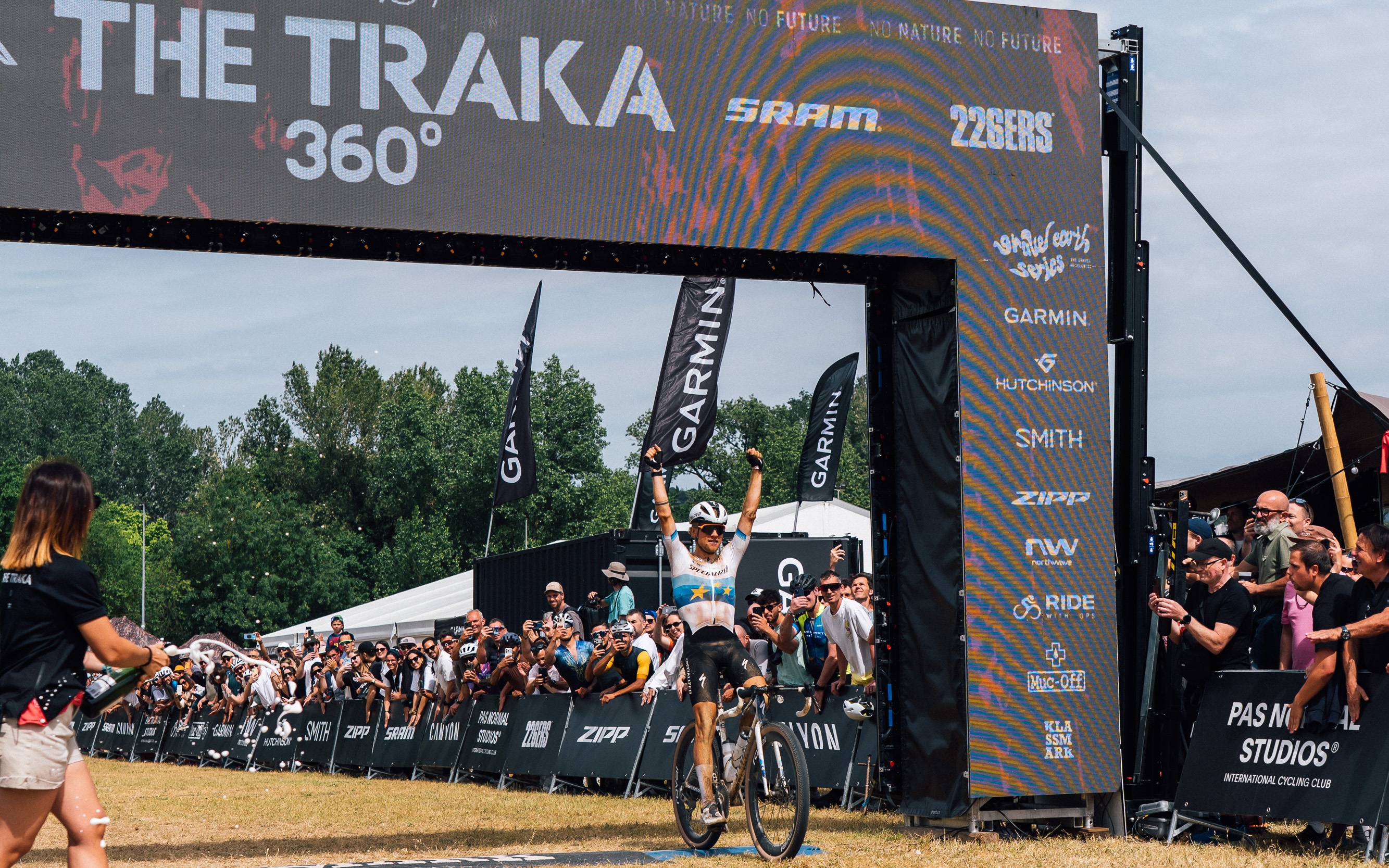 Mads Wurtz Schmidt cruza la meta celebrando la victoria en la Traka 360