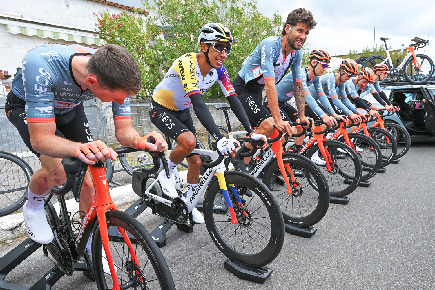 El campeón colombiano Egan Bernal calienta con sus compañeros de Netcompany Ineos de cara a la etapa 5 del Giro de Italia 2026
