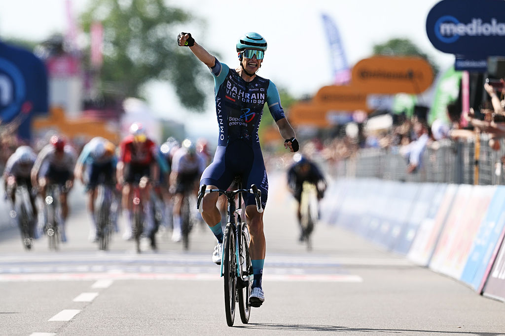 NOVI LIGURE, ITALIA - 21 DE MAYO: Alec Segaert de Bélgica y el equipo Bahrein - Victorious celebra en la línea de meta como ganador de etapa durante el 109.º Giro d'Italia 2026, etapa 12, una etapa de 175 km desde Imperia a Novi Ligure / #UCIWT / el 21 de mayo de 2026 en Novi Ligure, Italia. (Foto de Dario Belingheri/Getty Images)