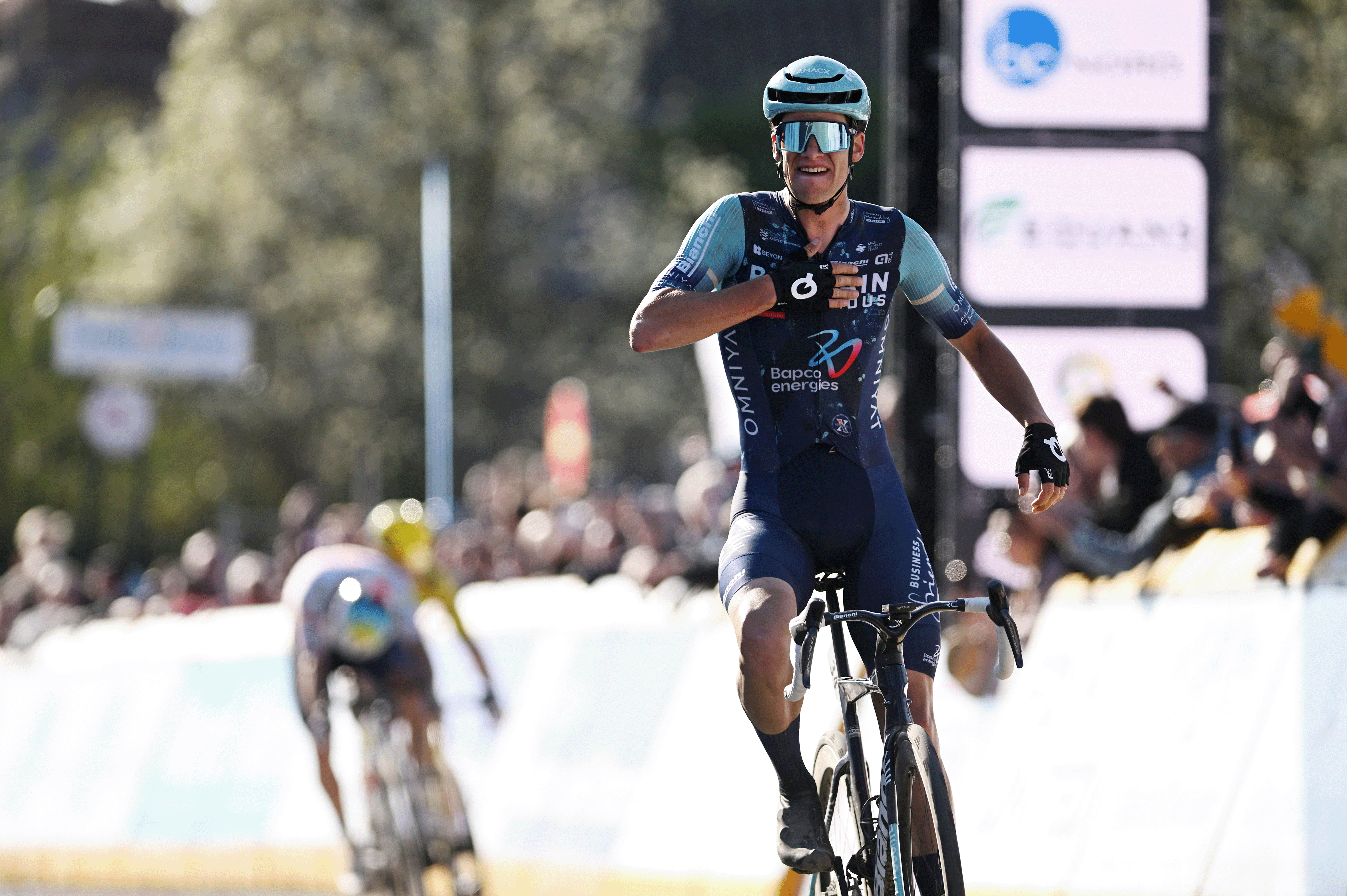 DENAIN, FRANCIA - 19 DE MARZO: Alec Segaert de Bélgica y el equipo Bahrein - Victorious celebra en la línea de meta como ganador de la carrera durante el 67º Gran Premio de Denain - Porte du Hainaut 2026, una carrera de un día de 200,4 km de Denain a Denain el 19 de marzo de 2026 en Denain, Francia. (Foto de Luc Claessen/Getty Images)