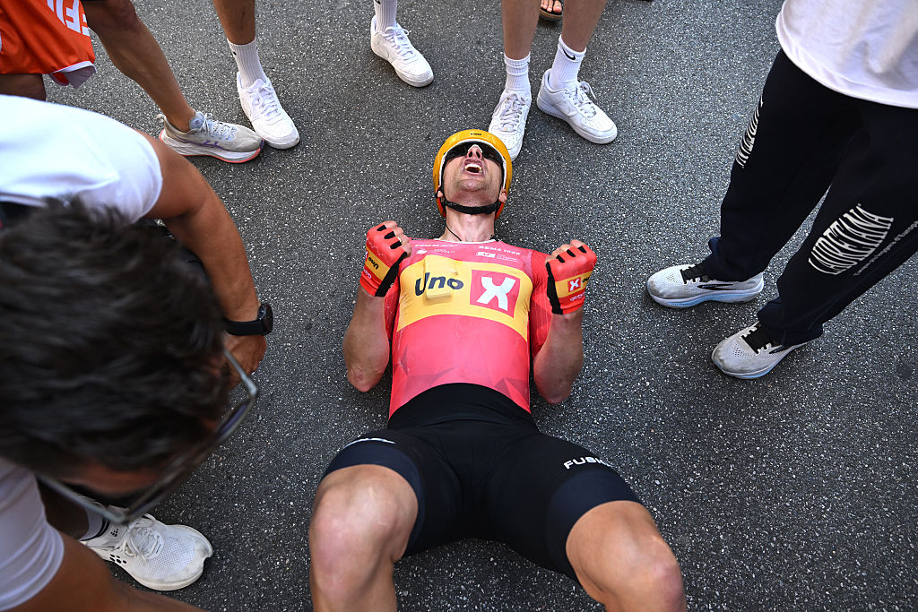 Etapa 15 del Giro de Italia 2026: un exhausto Fredrik Dversnes celebra la victoria