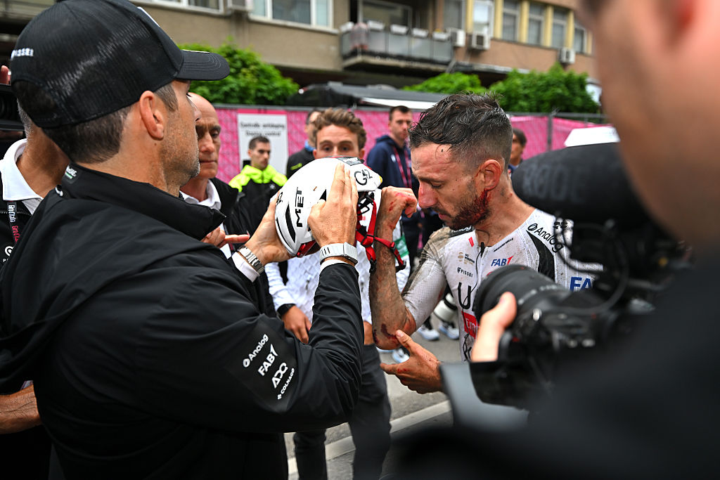 VELIKO TARNOVO, BULGARIA - 9 DE MAYO: (NOTA DEL EDITOR: La imagen muestra contenido gráfico). Adam Yates de Gran Bretaña y UAE Team Emirates - XRG herido después del 109.° Giro de Italia 2026, etapa 2, una etapa de 221 km desde Burgas a Veliko Tarnovo / #UCIWT / el 9 de mayo de 2026 en Veliko Tarnovo, Bulgaria. (Foto de Tim de Waele/Getty Images)