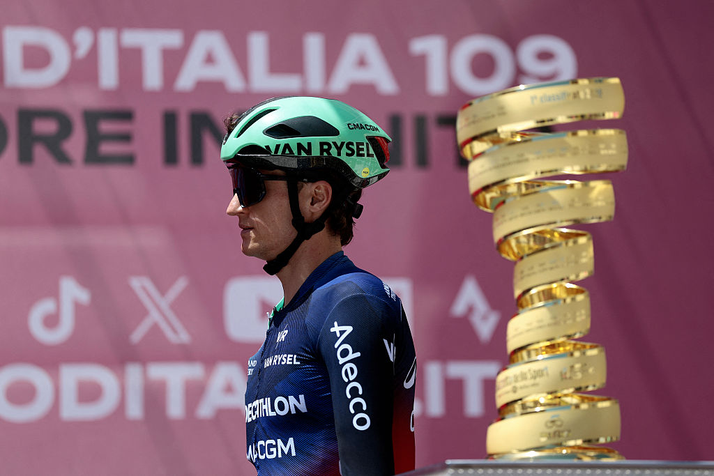 El piloto austriaco del equipo Decathlon CMA CGM Felix Gall llega al podio característico antes de la octava etapa del Giro de Italia 2026 