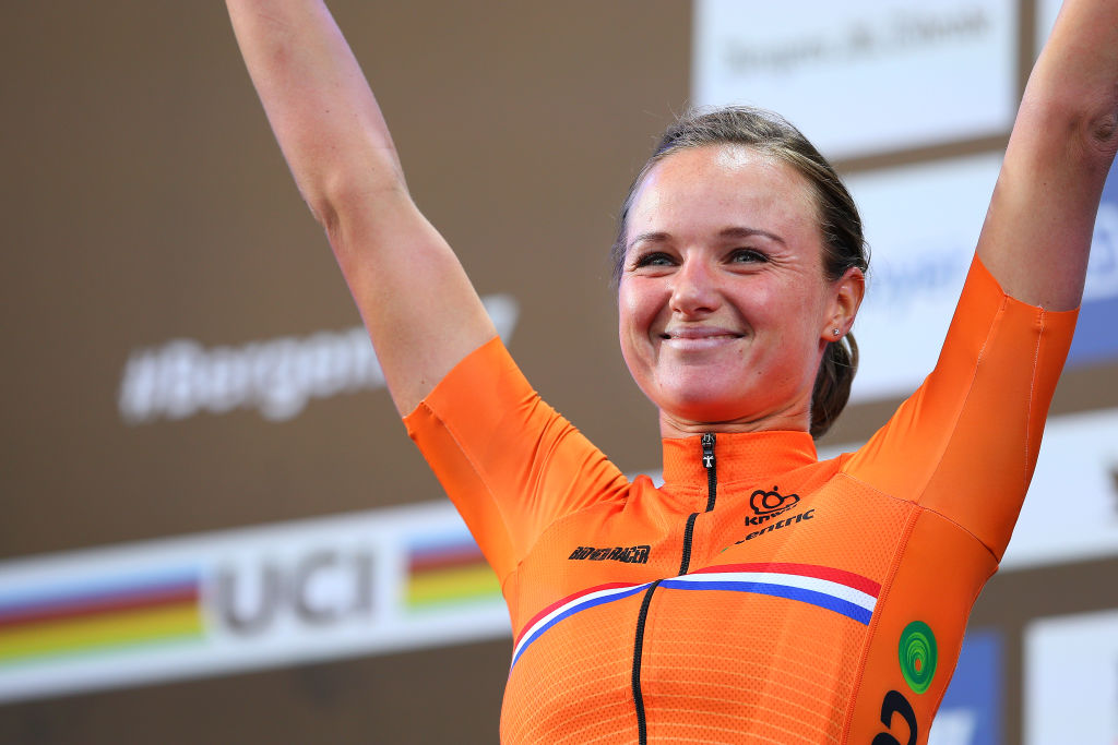 Ciclismo: 90º Campeonato Mundial de Ruta 2017 / Podio Elite femenino en ruta / Chantal BLAAK (NED) Celebración de la medalla de oro / Bergen - Bergen (152,8 km) / RR / Bergen / RWC / © Tim De Waele