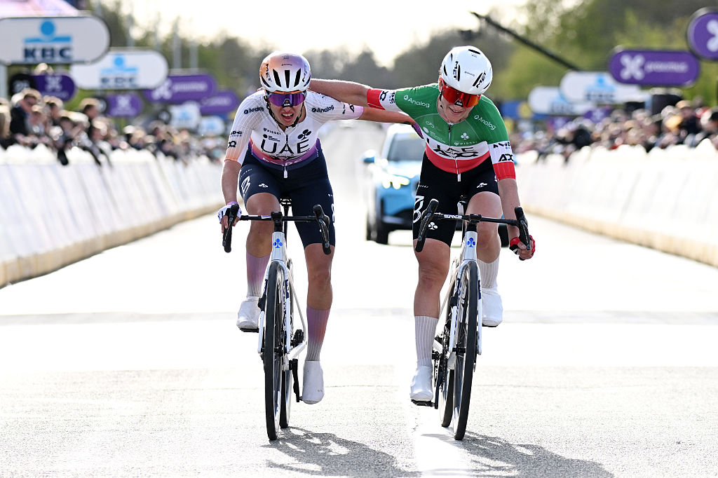 OUDENAARDE, BÉLGICA - 5 DE ABRIL: (LR) Silvia Persico de Italia y Elisa Longo Borghini de Italia y el equipo ADQ de los EAU cruzan la línea de meta durante el 23º Tour de Flandes 2026 - Ronde van Vlaanderen - Elite femenina una carrera de un día de 164,1 km de Oudenaarde a Oudenaarde / #UCIWWT / en abril 05 de septiembre de 2026 en Oudenaarde, Bélgica. (Foto de Dario Belingheri/Getty Images)