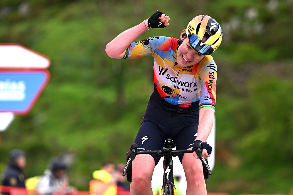 NAVA, ESPAÑA - 8 DE MAYO: Anna van der Breggen de Holanda y el equipo SD Worx - Protime celebra en la línea de meta como ganadora de etapa durante la 12ª etapa de La Vuelta Femenina 2026, etapa 6, una etapa de 106,5 km desde Gijón / Xixon hasta Les Praeres. Nava 738m / #UCIWWT / el 08 de mayo de 2026 en Nava, España. (Foto de Szymon Gruchalski/Getty Images)