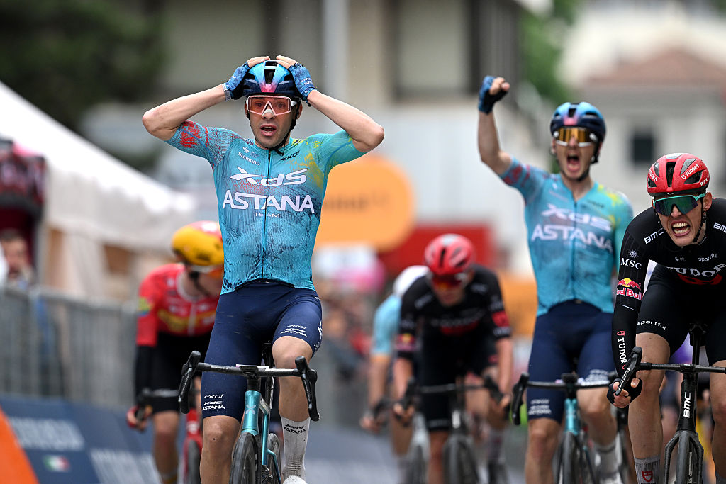 VELIKO TARNOVO, BULGARIA - 9 DE MAYO: Guillermo Thomas Silva de Uruguay y el equipo XDS Astana celebran en la línea de meta como ganador de etapa durante el 109.º Giro d'Italia 2026, Etapa 2, una etapa de 221 km desde Burgas a Veliko Tarnovo / #UCIWT / el 9 de mayo de 2026 en Veliko Tarnovo, Bulgaria. (Foto de Dario Belingheri/Getty Images)