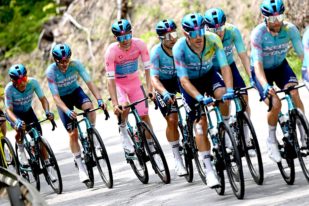 SOFÍA, BULGARIA - 10 DE MAYO: Guillermo Thomas Silva de Uruguay y el equipo XDS Astana - Pink Leader Jersey compite durante el 109.º Giro d'Italia 2026, etapa 3, una etapa de 175 km desde Plovdiv a Sofía / #UCIWT / el 10 de mayo de 2026 en Sofía, Bulgaria. (Foto de Dario Belingheri/Getty Images)
