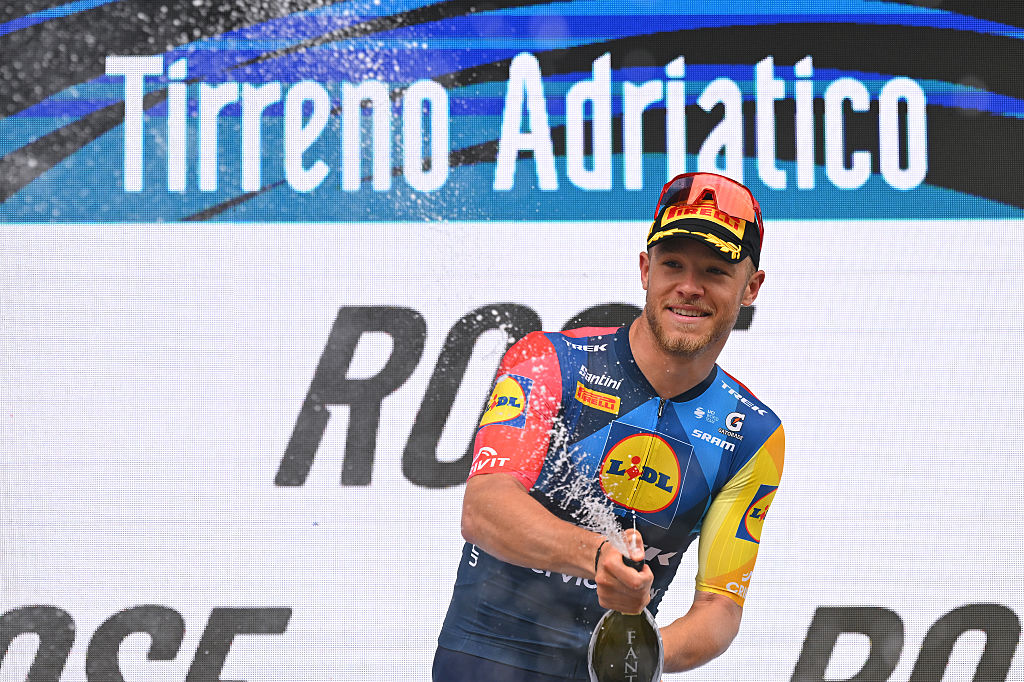 SAN BENEDETTO DEL TRONTO, ITALIA - 15 DE MARZO: Jonathan Milan de Italia y el equipo Lidl - Trek celebra en el podio como ganador de etapa durante la 61ª Tirreno-Adriático 2026, Etapa 7, una etapa de 142 km desde Civitanova Marche hasta San Benedetto del Tronto / #UCIWT / el 15 de marzo de 2026 en San Benedetto del Tronto, Italia. (Foto de Tim de Waele/Getty Images)