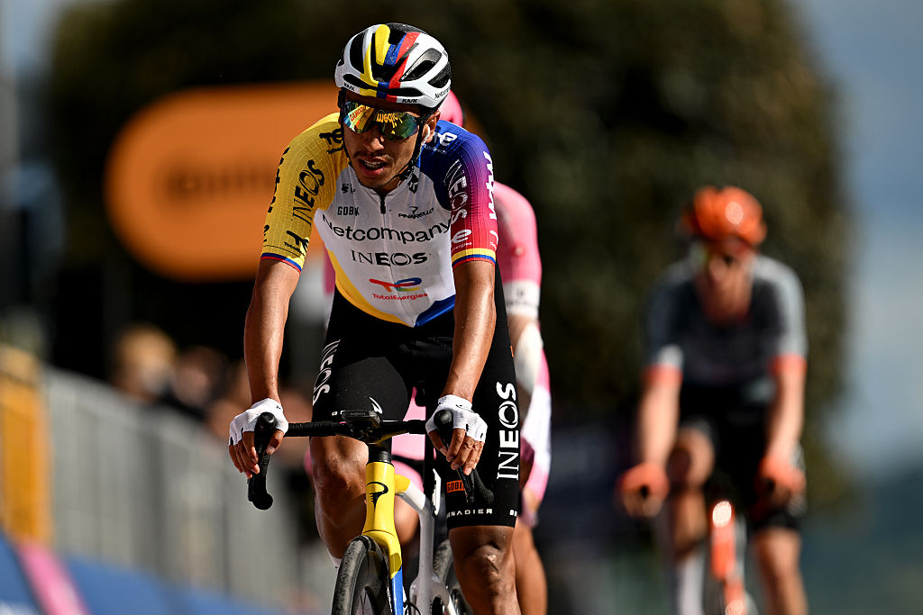 FERMO, ITALIA - 16 DE MAYO: Egan Bernal de Colombia y Netcompany INEOS Cycling Team cruzan la línea de meta durante el 109º Giro d'Italia 2026, Etapa 8, una etapa de 156 km desde Chieti a Fermo 315m / #UCIWT / el 16 de mayo de 2026 en Fermo, Italia. (Foto de Dario Belingheri/Getty Images)