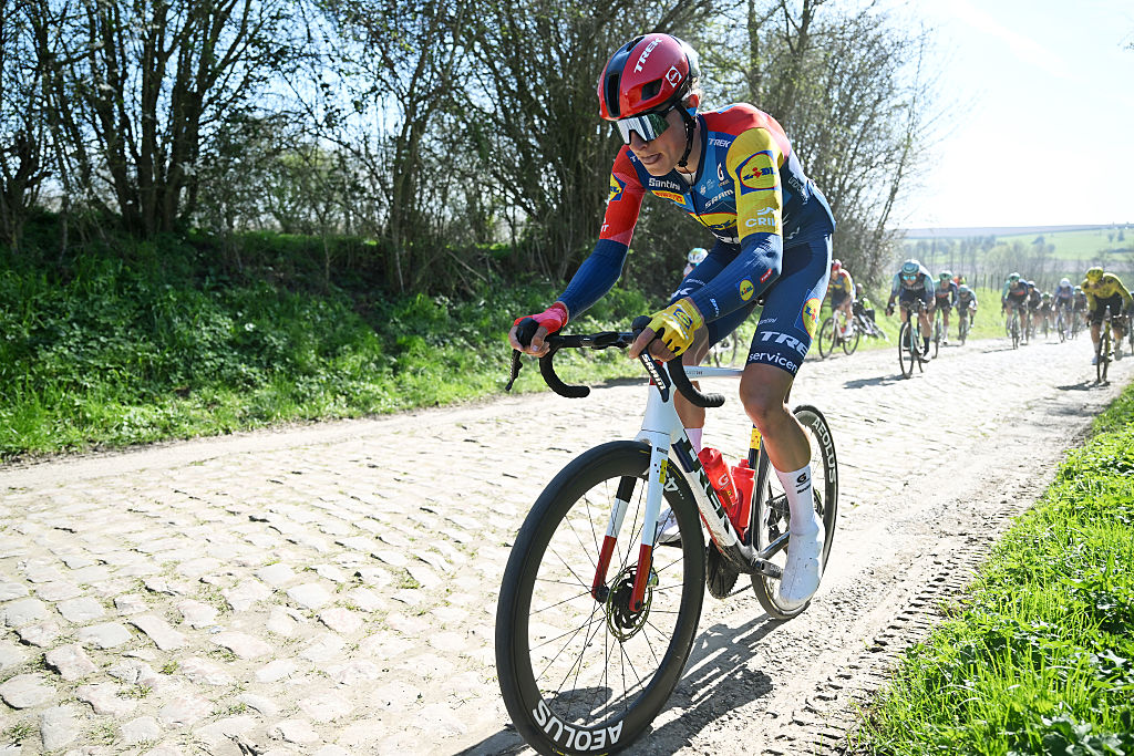 DENAIN, FRANCIA - 19 DE MARZO: Albert Withen Philipsen de Dinamarca y el equipo Lidl - Trek compite durante el 67º Gran Premio de Denain - Porte du Hainaut 2026, una carrera de un día de 200,4 km de Denain a Denain el 19 de marzo de 2026 en Denain, Francia. (Foto de Luc Claessen/Getty Images)