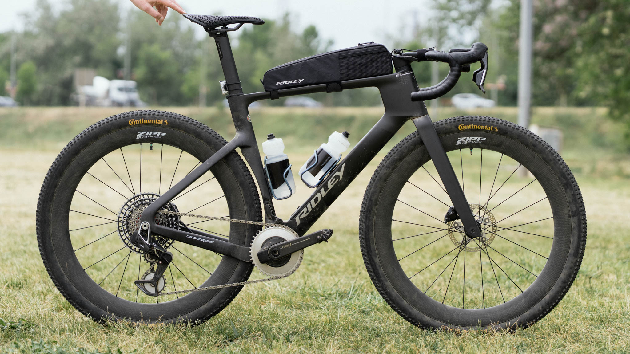 Un prototipo de bicicleta de gravel aero Ridley en negro mate de la Traka 2026