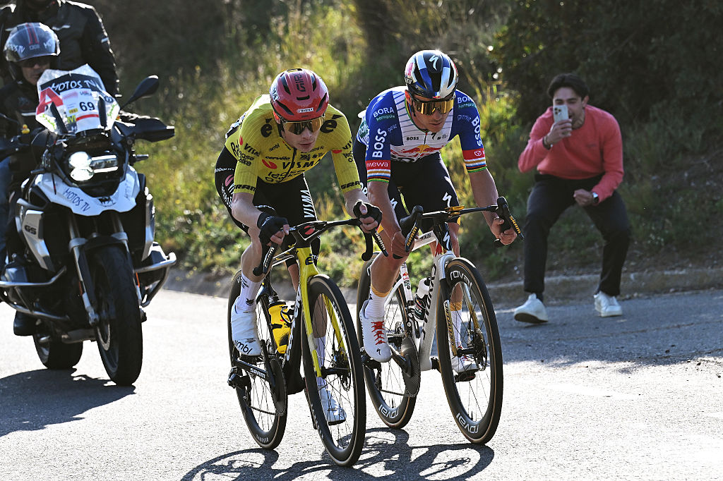 VILA-SECA, ESPAÑA - 25 DE MARZO: (LR) Jonas Vingegaard de Dinamarca y el equipo Visma | Lease a Bike y Remco Evenepoel de Bélgica y el equipo Red Bull - BORA - hansgrohe compiten en la escapada durante la 105ª Volta a Catalunya 2026, Etapa 3, una etapa de 159,4 km desde Mont-roig del Camp hasta Vila-seca / #UCIWT / el 25 de marzo de 2026 en Vila-seca, España. (Foto de Szymon Gruchalski/Getty Images)