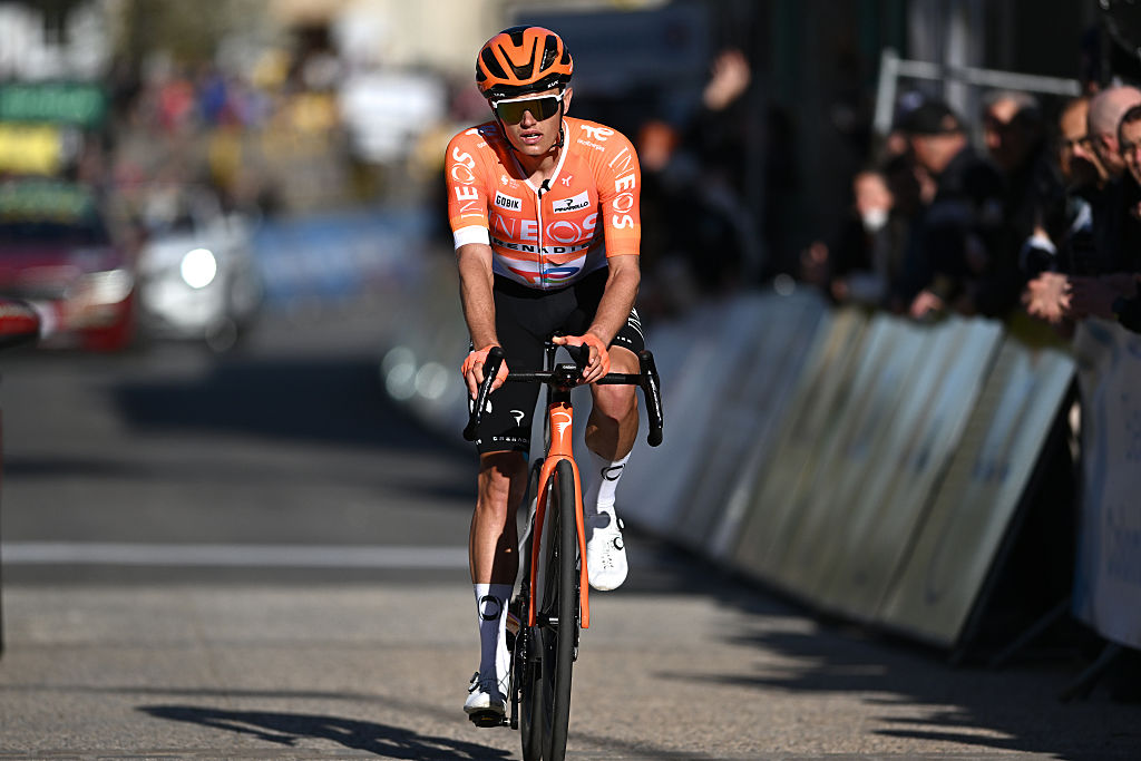 COLOMBIER-LE-VIEUX, FRANCIA - 12 DE MARZO: Oscar Onley de Gran Bretaña y el equipo INEOS Grenadiers cruzan la línea de meta durante la 84.ª etapa París-Niza 2026, etapa 5, una etapa de 206,3 km desde Cormoranche-sur-Saone hasta Colombier-le-Vieux 422 m / #UCIWT / el 12 de marzo de 2026 en Colombier-le-Vieux, Francia. (Foto de Szymon Gruchalski/Getty Images)