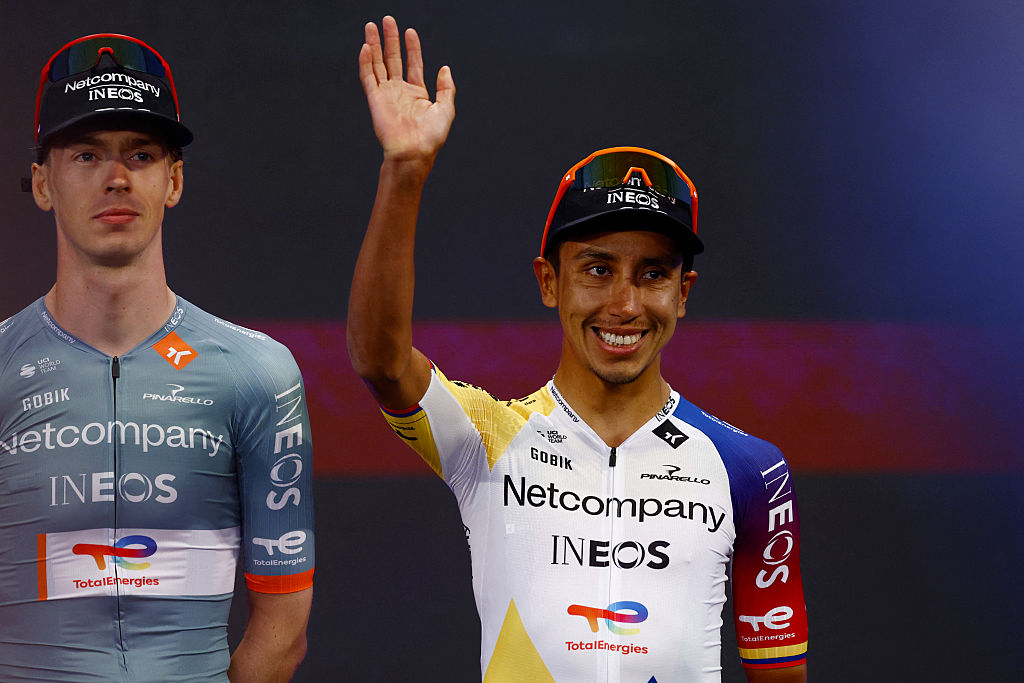 Egan Bernal sonríe y saluda en el escenario durante la presentación del equipo del Giro de Italia