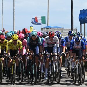 The peloton on stage 6 of the Giro d'Italia