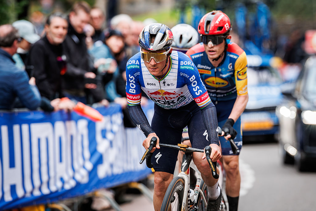 MAASTRICHT, PAÍSES BAJOS - 19 DE ABRIL: Mattias Skjelmose de Lidl - Trek de Dinamarca, Remco Evenepoel de Red Bull - BORA - hansgrohe de Bélgica, Romain Gregoire de Groupama - FDJ United de Francia durante el partido entre Amstel Gold Race v Men Elite en el Vrijhof el 19 de abril de 2026 en Maastricht, Países Bajos (Foto de Pim Waslander/Sócrates/Getty Images)