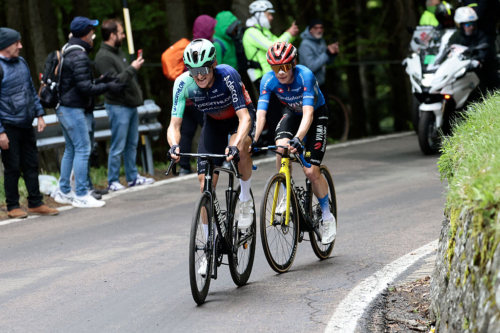 El ciclista austriaco Felix Gall del equipo Decathlon CMA CGM cabalga delante del ciclista danés Jonas Vingegaard del equipo Visma Lease durante la novena etapa del Giro d'Italia 2026 - carrera ciclista del Tour de Italia entre Cervia y Corno alle Scale, en el centro de Italia, el 17 de mayo de 2026. (Foto de Luca Bettini / AFP)