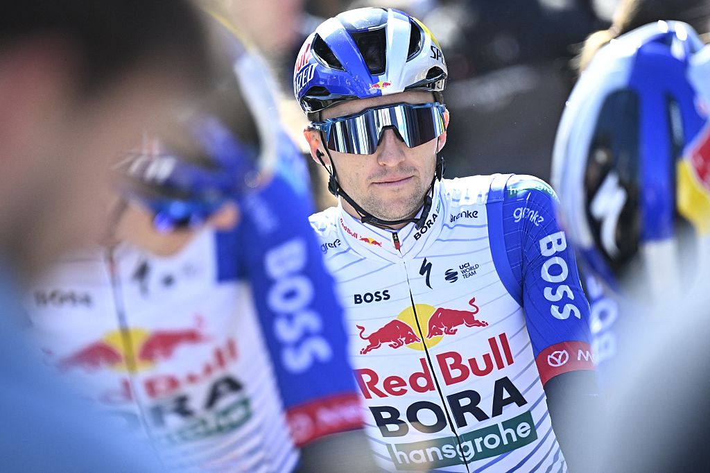 El australiano Jai Hindley de Red Bull-BORA-hansgrohe fotografiado al inicio de la carrera masculina de la 90.ª edición de la 'La Fleche Wallonne', carrera ciclista de un día (Waalse Pijl - Walloon Arrow), a 200 km de Herstal a Huy, el miércoles 22 de abril de 2026. BELGA FOTO JASPER JACOBS (Foto de JASPER JACOBS / BELGA MAG / Belga vía AFP)