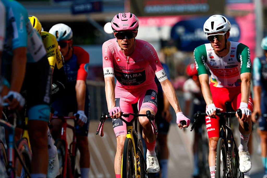El ciclista danés Jonas Vingegaard del equipo Visma Lease a Bike cruza la línea de meta de la decimoquinta etapa del Giro d'Italia 2026 - carrera ciclista Vuelta a Italia entre Voghera y Milán, Italia, el 24 de mayo de 2026. (Foto de Luca Bettini / AFP)