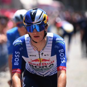 Giulio Pellizzari cayó ante su propio equipo y termina 18 minutos atrás mientras Red Bull-Bora-Hansgrohe pierde ventaja numérica en la lucha por el podio del Giro de Italia
