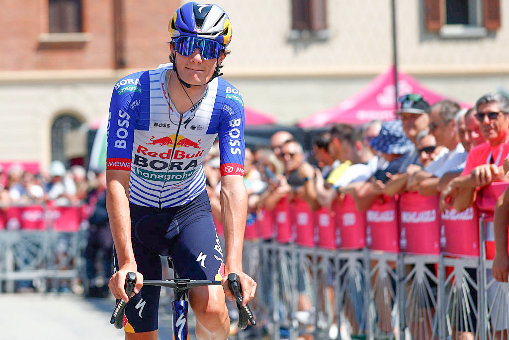 Red Bull - BORA - El ciclista italiano de hansgrohe Giulio Pellizzari llega a la presentación previa a la 17.ª etapa del Giro d'Italia 2026 - Vuelta a Italia, carrera ciclista entre Cassano d'Adda y Andalo, Italia, el 27 de mayo de 2026. (Foto de Luca Bettini / AFP vía Getty Images)