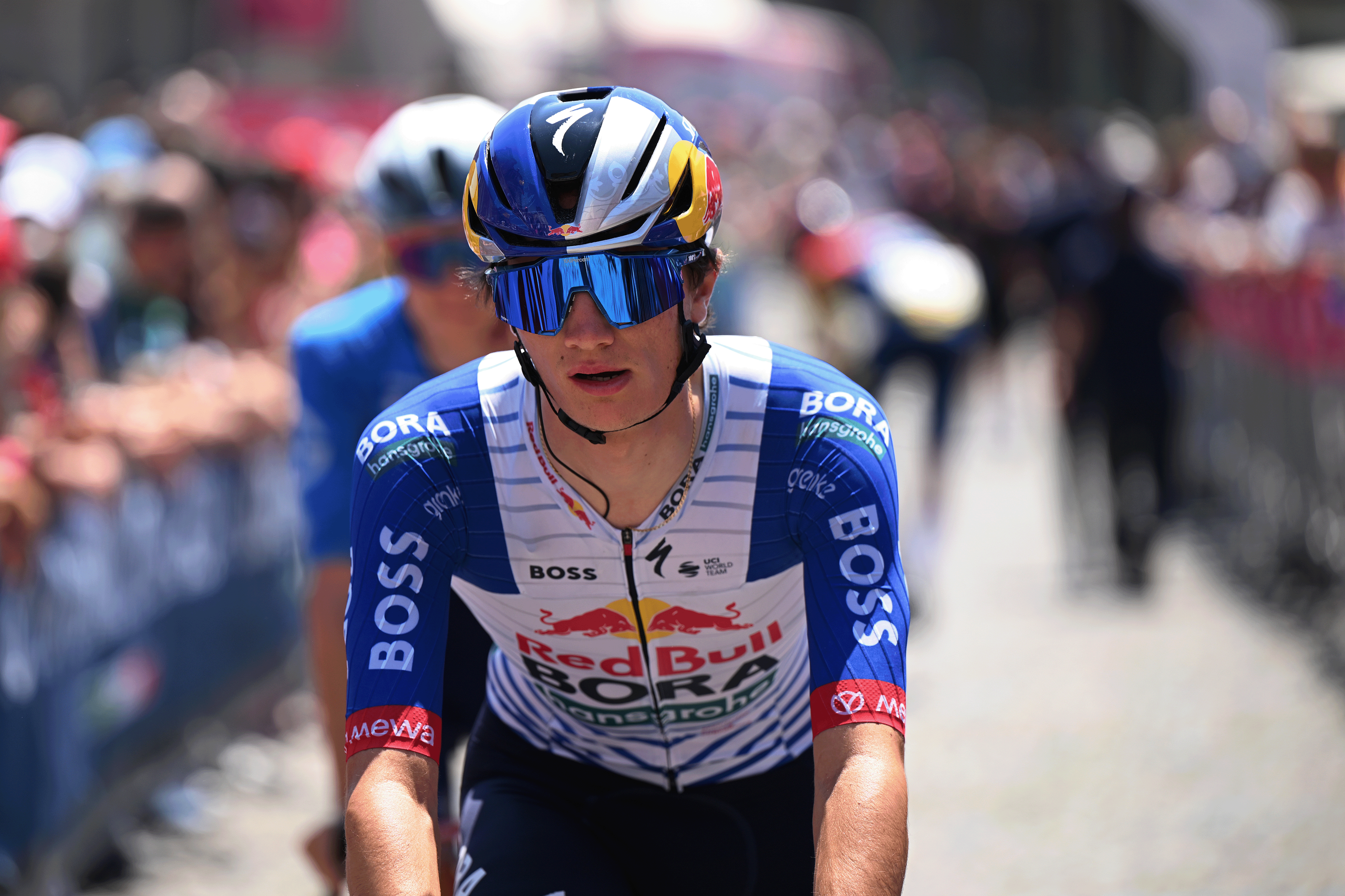 Giulio Pellizzari cayó ante su propio equipo y termina 18 minutos atrás mientras Red Bull-Bora-Hansgrohe pierde ventaja numérica en la lucha por el podio del Giro de Italia