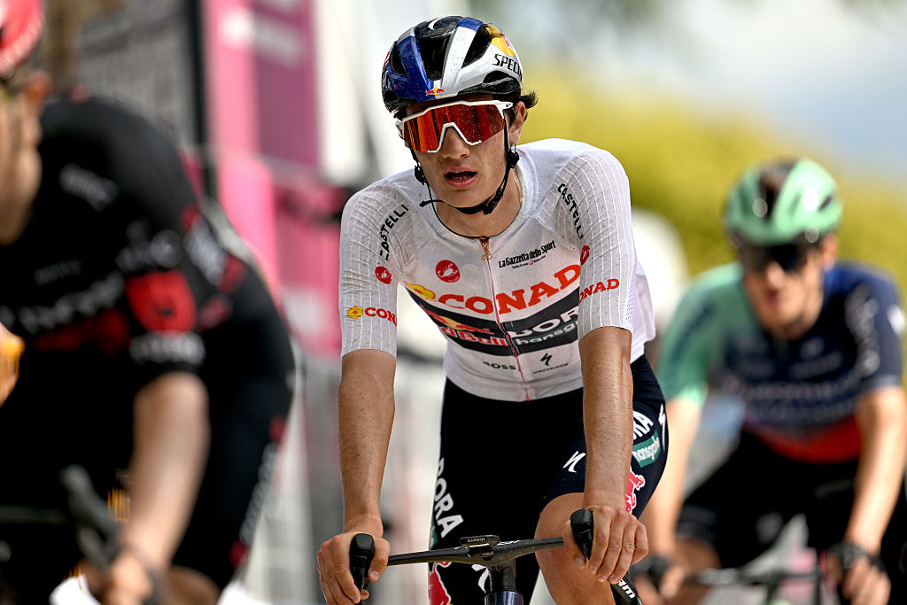 FERMO, ITALIA - 16 DE MAYO: Giulio Pellizzari de Italia y el equipo Red Bull - BORA - hansgrohe - White Best Young Rider Jersey cruza la línea de meta durante el 109.º Giro d'Italia 2026, etapa 8, una etapa de 156 km desde Chieti a Fermo 315m / #UCIWT / el 16 de mayo de 2026 en Fermo, Italia. (Foto de Dario Belingheri/Getty Images)