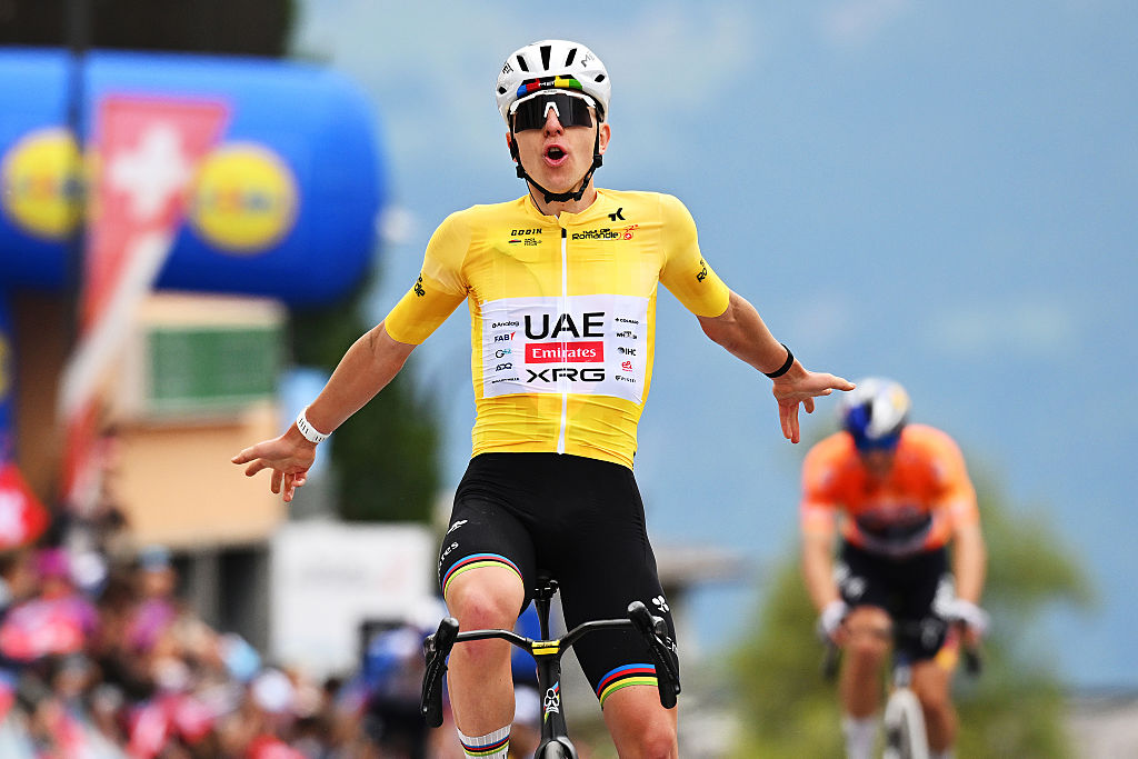 LEYSIN, SUIZA - 3 DE MAYO: Tadej Pogacar de Eslovenia y UAE Team Emirates - XRG - Yellow Leader Jersey celebra en la línea de meta como ganador de etapa durante el 79.o Tour de Romandía 2026, etapa 5 a 178,2 km desde Lucens a Leysin 1312 m / #UCIWT / el 3 de mayo de 2026 en Leysin, Suiza. (Foto de Dario Belingheri/Getty Images)