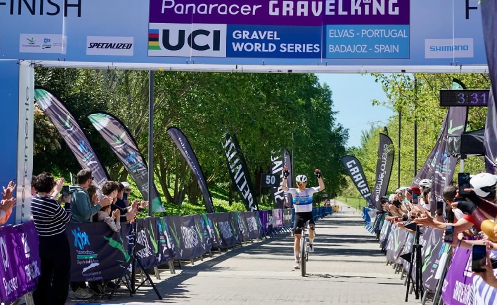 Mads Würtz Schmidt (Dinamarca) montó su camiseta de campeón europeo de Gravel y logró una contundente victoria en la 114 Gravel Race, una ruta que une Portugal y España.