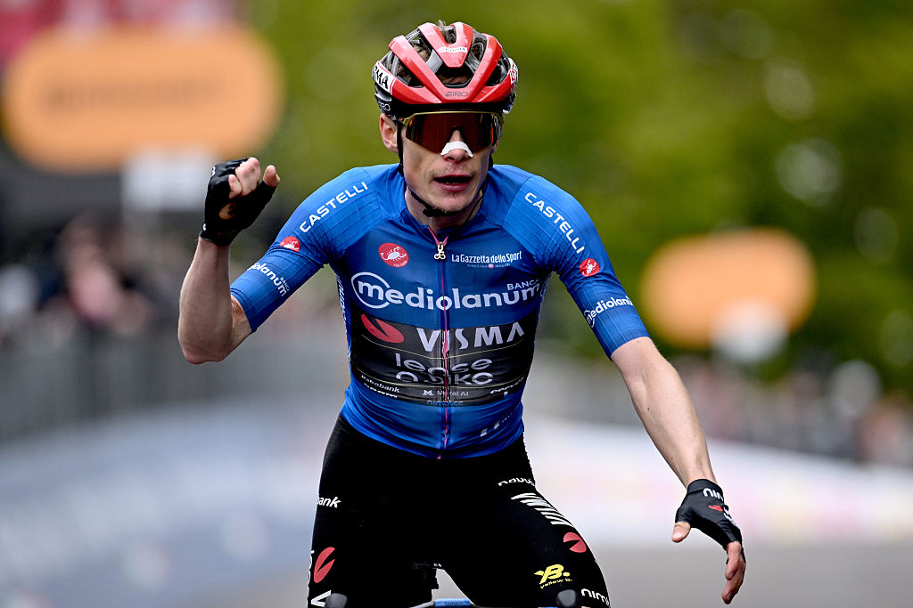 ESCALA CORNO ALLE, ITALIA - 17 DE MAYO: Jonas Vingegaard de Dinamarca y el equipo Visma | Lease a Bike - Blue Mountain Jersey celebra en la línea de meta como ganador de etapa durante el 109.° Giro d'Italia 2026, Etapa 9, una etapa de 184 km desde Cervia hasta Corno alle Scale 1469m / #UCIWT / el 17 de mayo de 2026 en Corno alle Scale, Italia. (Foto de Tim de Waele/Getty Images)