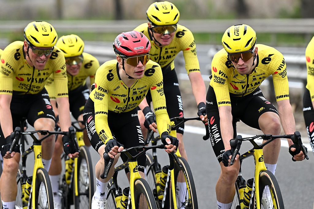 Jonas Vingegaard de Dinamarca y Bart Lemmen de Holanda y Team Visma | Lease a Bike compite durante el 109º Giro de Italia 2026 