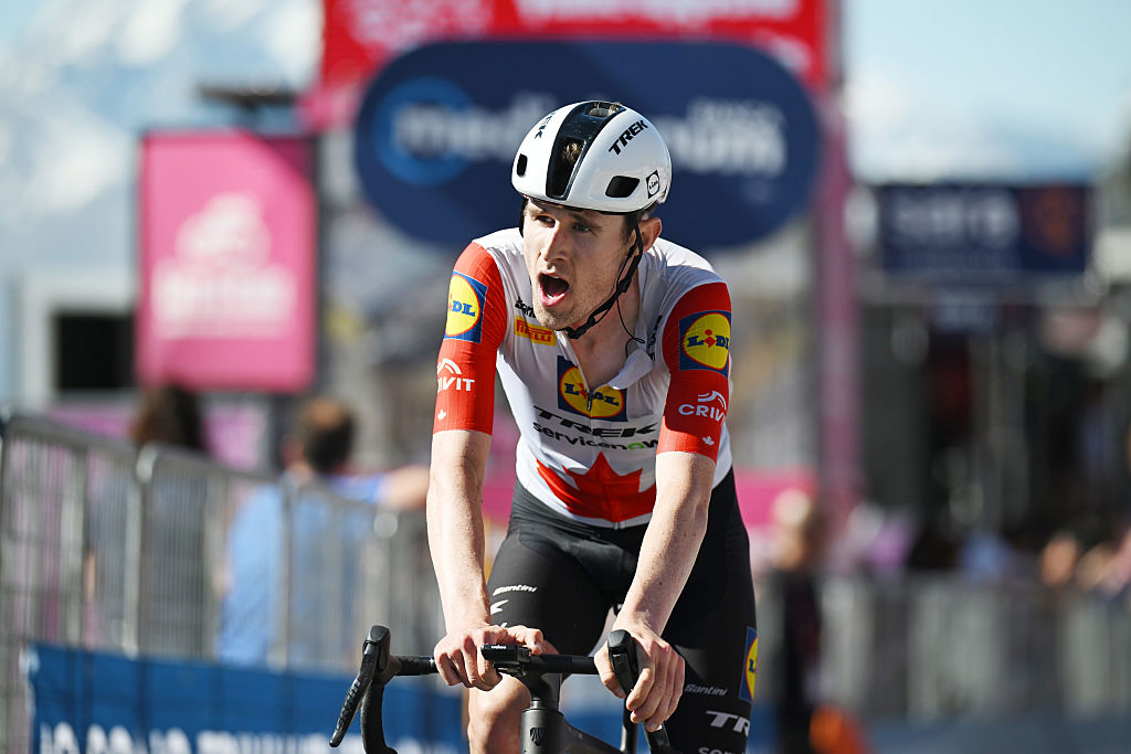 PILA - GRESSAN, ITALIA - 23 DE MAYO: Derek Gee-West de Canadá y el equipo Lidl - Trek cruza la línea de meta durante el 109.º Giro d'Italia 2026, etapa 14, una etapa de 133 km desde Aosta a Pila - Gressan 1789m / #UCIWT / el 23 de mayo de 2026 en Pila - Gressan, Italia. (Foto de Dario Belingheri/Getty Images)