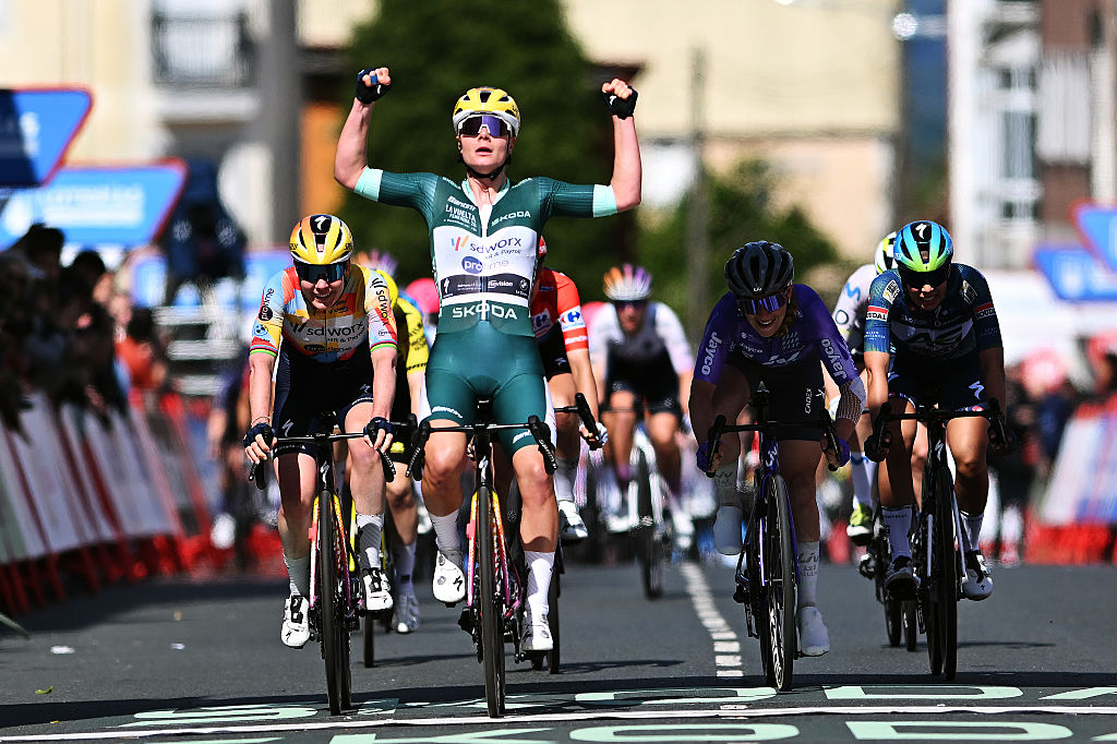 ANTAS DE ULLA, ESPAÑA - 6 DE MAYO: Lotte Kopecky de Bélgica y el equipo SD Worx - Protime - Green Points Jersey celebra en la línea de meta como ganadora de etapa por delante de Anna van der Breggen de Holanda y el equipo SD Worx - Protime, Letizia Paternoster de Italia y el equipo Liv AlUla Jayco y Shari Bossuyt de Bélgica y el equipo AG Insurance - Soudal durante la 12ª La Vuelta Femenina 2026. Etapa 4 una etapa de 115,6km desde Monforte de Lemos a Antas de Ulla / #UCIWWT / el 06 de mayo de 2026 en Antas de Ulla, España. (Foto de Szymon Gruchalski/Getty Images)
