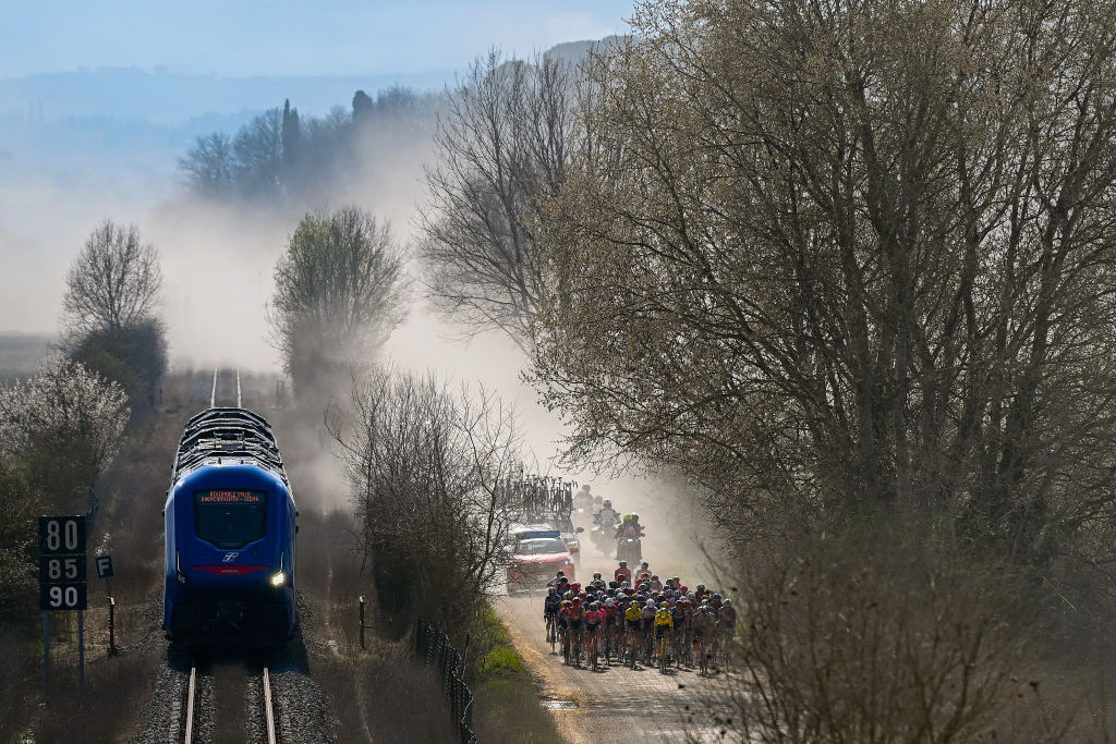 SIENA, ITALIA - 8 DE MARZO: Una vista general del pelotón que compite durante la 11ª Strade Bianche 2025, Elite femenina, una carrera de un día de 136 km de Siena a Siena 320 m / #UCIWWT / el 8 de marzo de 2025 en Siena, Italia. (Foto de Dario Belingheri/Getty Images)