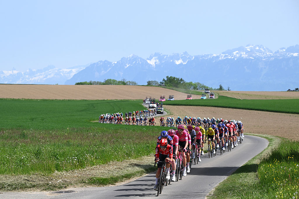 COSSONAY, SUIZA - 2 DE MAYO: Una vista general del pelotón que compite durante el 78.o Tour De Romandie 2025 - Etapa 3, una etapa de 183,1 km de Cossonay a Cossonay / #UCIWT / el 2 de mayo de 2025 en Cossonay, Suiza. (Foto de Dario Belingheri/Getty Images)