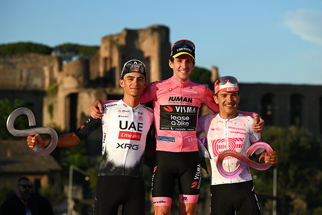ROMA, ITALIA - 1 DE JUNIO: (LR) Isaac Del Toro de México y el equipo UAE Team Emirates - XRG en segundo lugar, el ganador de la carrera Simon Yates de Gran Bretaña y el equipo Visma | Lease a Bike - Pink Leader Jersey y Richard Carapaz de Ecuador y el equipo EF Education - EasyPost en tercer lugar celebran en la ceremonia del podio después del 108.º Giro d'Italia 2025, etapa 21, una etapa de 144,8 km de Roma a Roma / #UCIWT / el 1 de junio de 2025 en Roma, Italia. (Foto de Dario Belingheri/Getty Images)