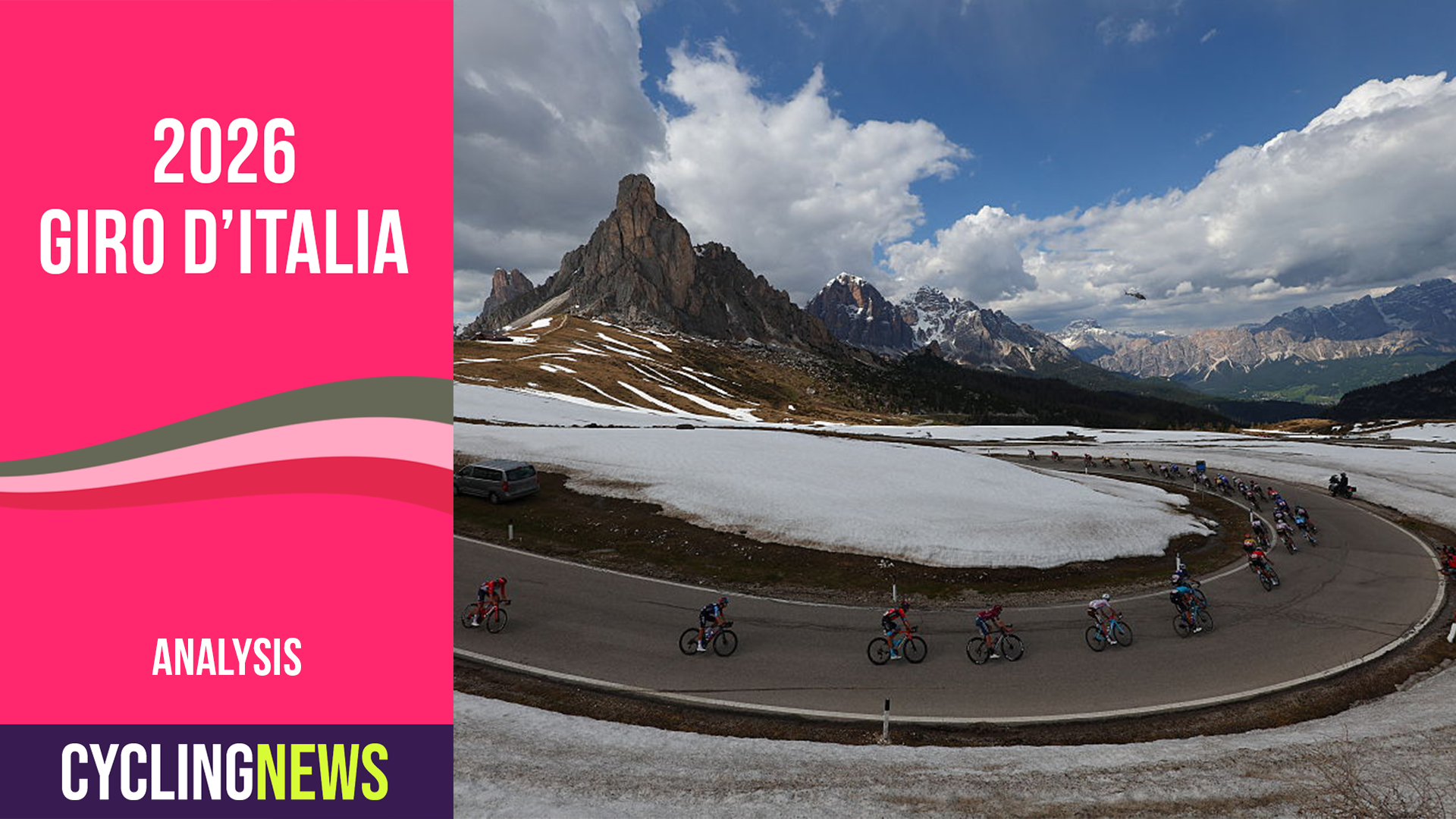 Plano amplio de ciclistas cruzando un paso de montaña en los Dolomitas, con un gráfico de pancarta del Giro de My Bike a la derecha