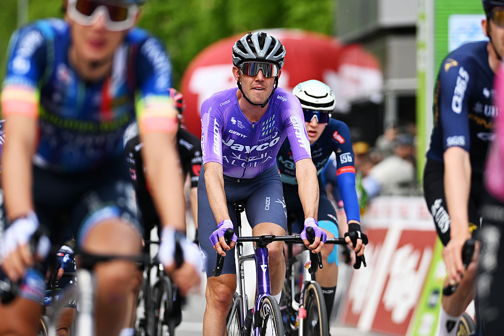 Ben O'Connor en acción en el Tour de los Alpes