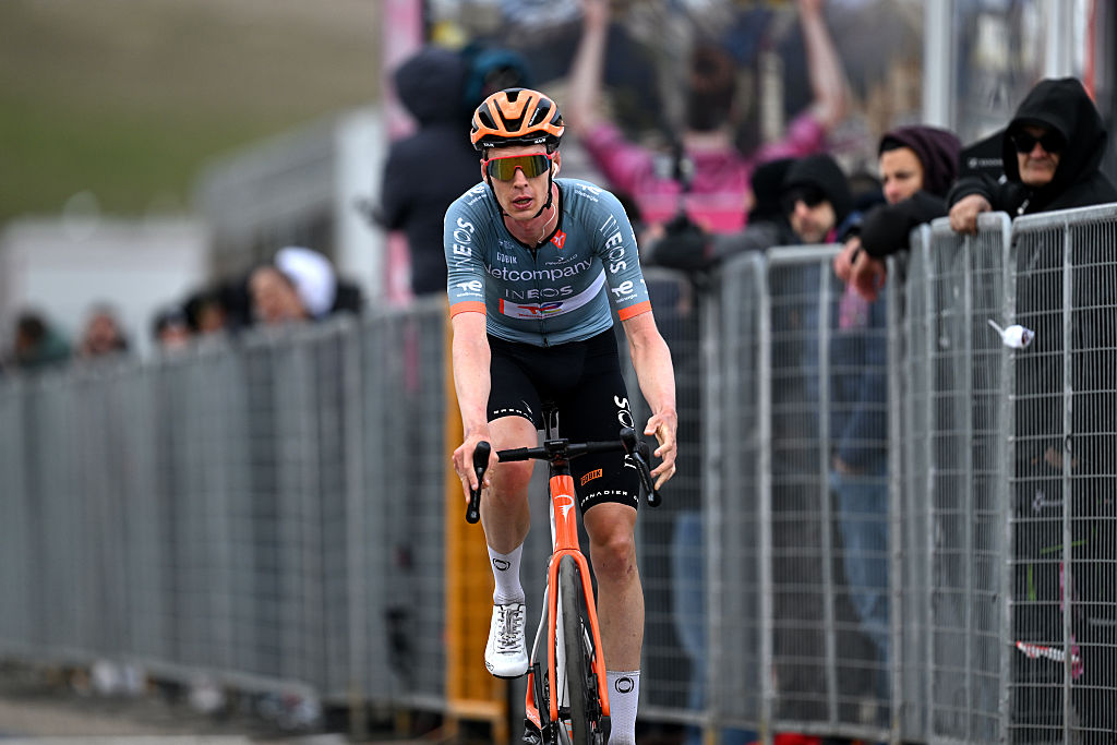 BLOCKHAUS, ITALIA - 15 DE MAYO: Thymen Arensman de Holanda y Netcompany INEOS Cycling Team cruzan la línea de meta durante el 109º Giro d'Italia 2026, Etapa 7, una etapa de 244 km desde Formia hasta Blockhaus 1658m / #UCIWT / el 15 de mayo de 2026 en Blockhaus, Italia. (Foto de Tim de Waele/Getty Images)